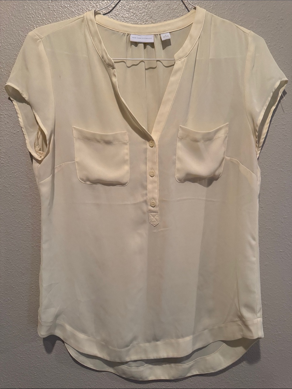 New York & Company Pale Yellow Short Sleeve V-Neck Button Front Blouse
